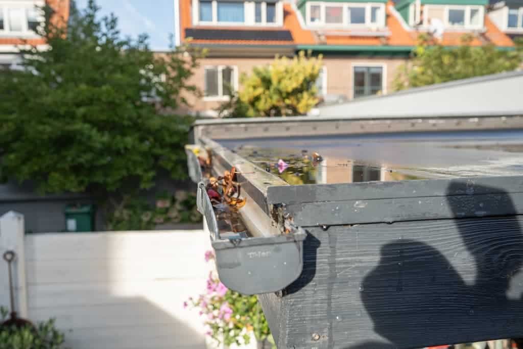 verstopte hemelwaterafvoer.