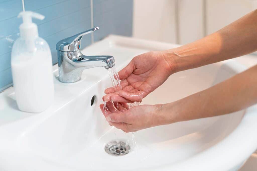 Wat kost een lekdetectie en waarom is het zo belangrijk? 4 Handen wassen onder kraan
