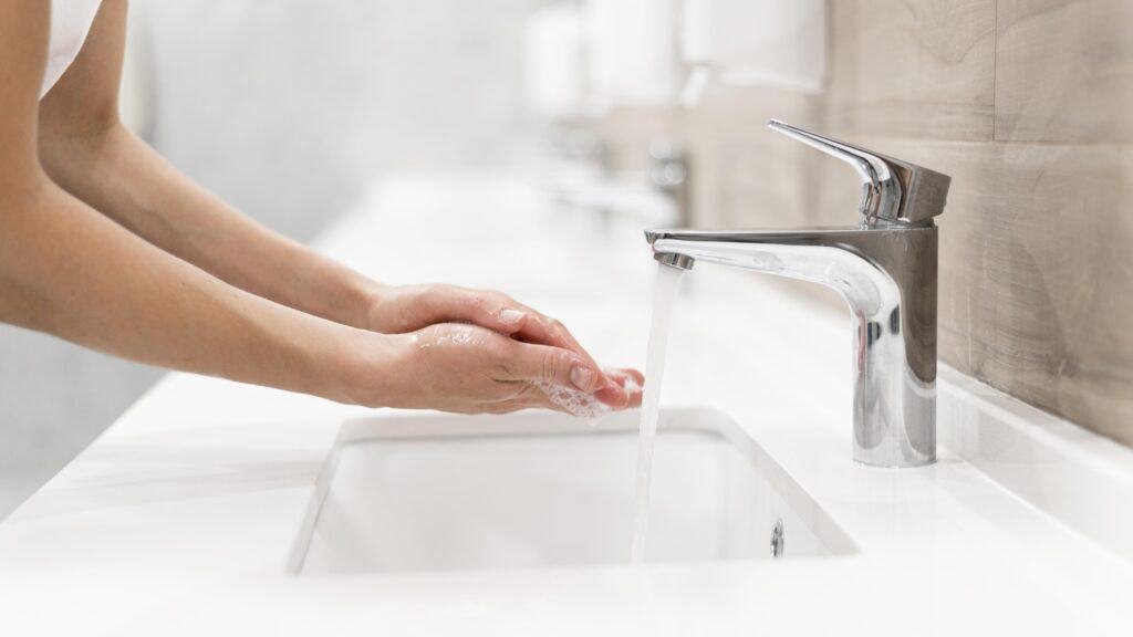 Wat kost een lekdetectie en waarom is het zo belangrijk? 2 Handen wassen onder kraan