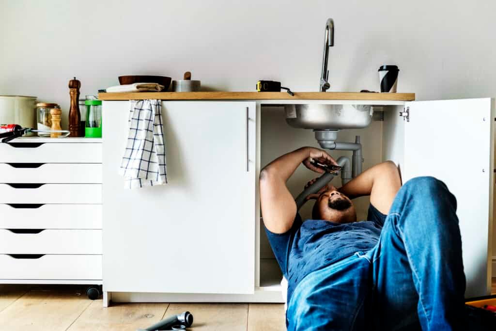 Verstopte gootsteen ontstoppen