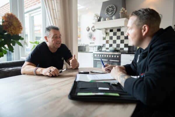 Loodgieter in Velserbroek bespreekt werkzaamheden met een klant