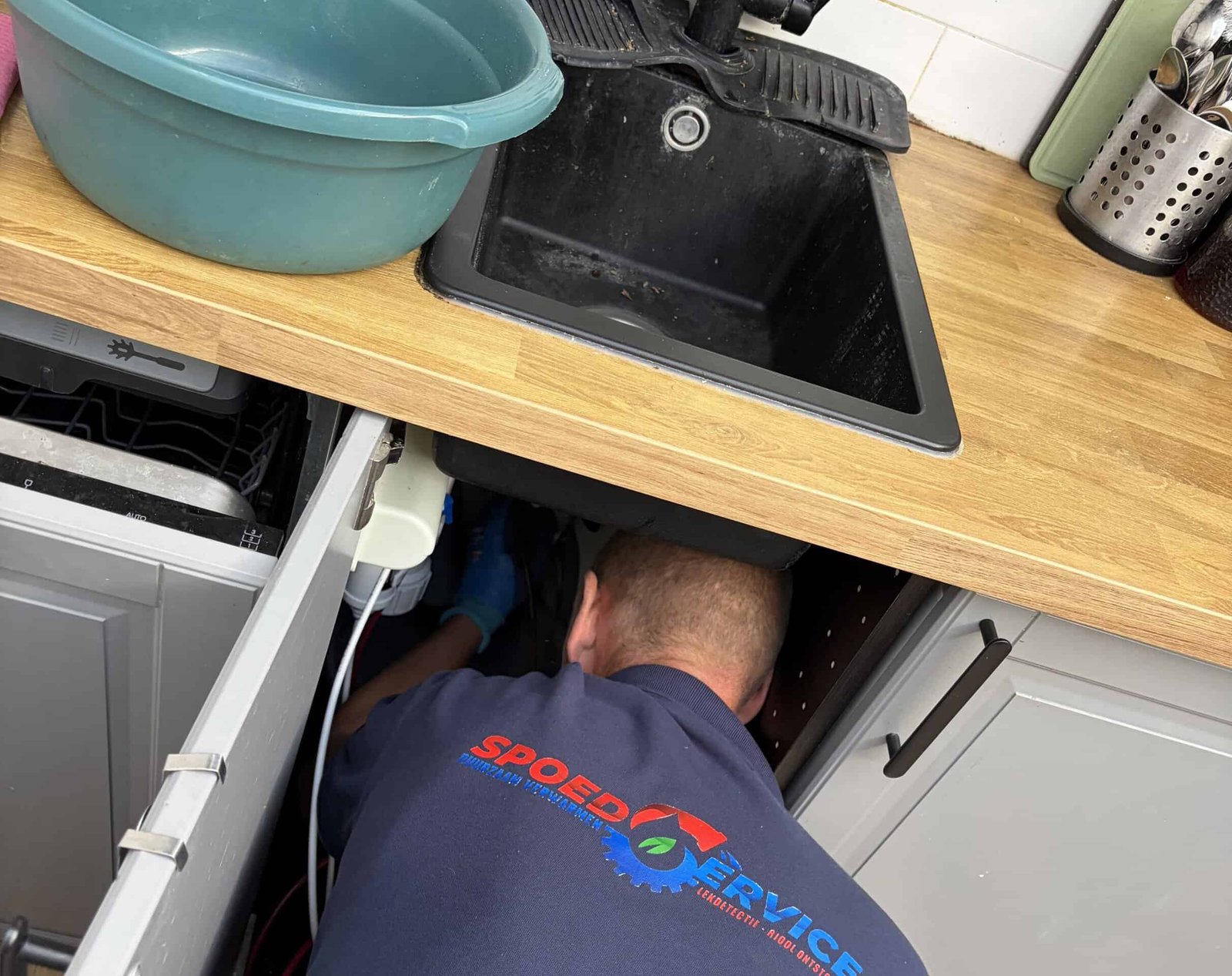 ### Keukenafvoer ontstoppen in Haarlem-Centrum</p>
<p>Op 10 september hebben we een verstopte keukenafvoer in Haarlem-Centrum ontstopt. Het water liep niet goed weg. Met een ontstoppingsveer hebben we de verstopping verwijderd. Daarna hebben we de afvoer grondig gereinigd en doorgespoeld. Bij de controle stroomde het water weer goed weg.</p>
<p>Heeft u hetzelfde probleem? Bekijk onze hulp bij [keukenafvoer ontstoppen in Haarlem](https://spoedservice.devjuulr.com/ontstoppingsdienst/gootsteen-verstopt/haarlem/).