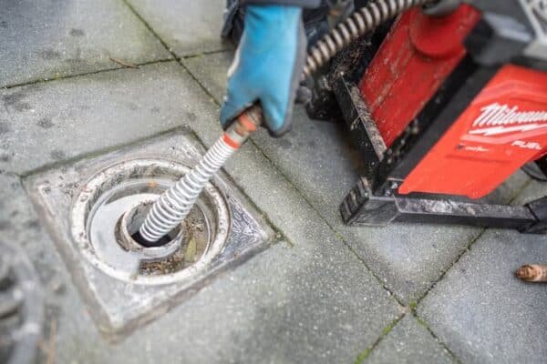 Monteur van Spoedservice bij de bedrijfsbus en verwarmingsapparatuur