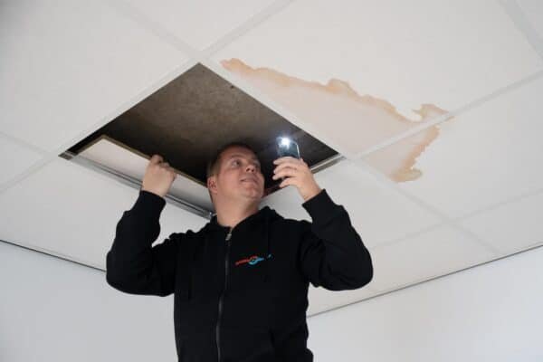 Lekdetectiespecialist onderzoekt plafondlekkage in Amsterdam